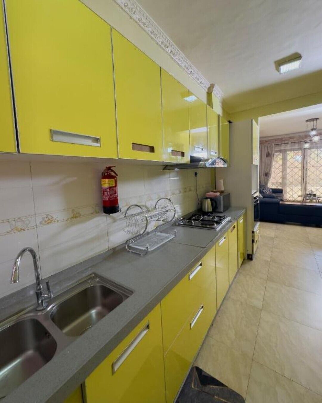 Refrigerador, microondas y tetera eléctrica 