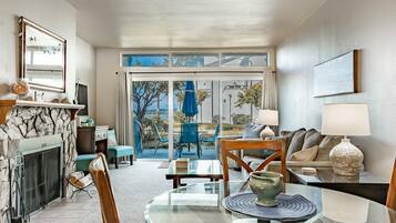 Een televisie, een open haard en een dvd-speler