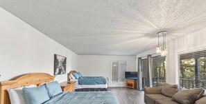 1 bedroom, WiFi, bed sheets - Lakefront Stay Private Suite TV Dining Table - Unit 1 (Osage Beach)