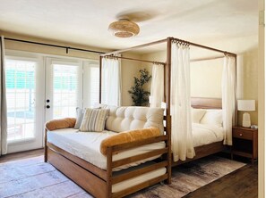 5 bedrooms, iron/ironing board, WiFi, bed sheets