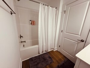 Hair dryer, towels, soap, toilet paper - Serene 3-bedroom house with AC in charming Hampstead (Hampstead)