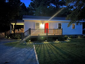 Exterior - Serene 3-bedroom house with AC in charming Hampstead (Hampstead)
