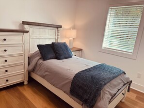 3 habitaciones, tabla de planchar con plancha, wifi y ropa de cama 