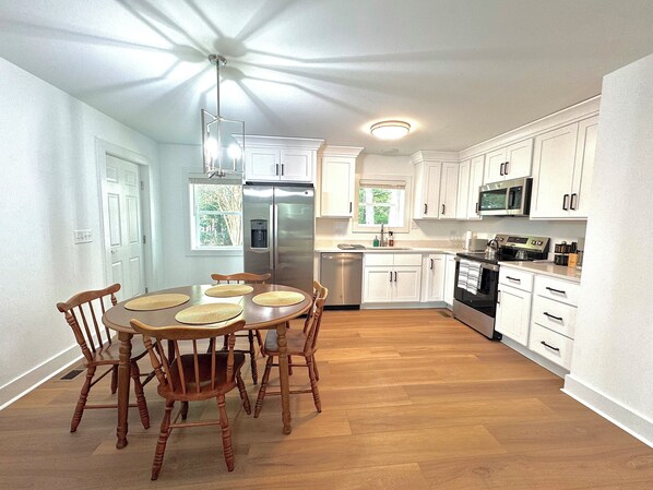 Microwave, oven, stovetop, dishwasher - Serene 3-bedroom house with AC in charming Hampstead (Hampstead)