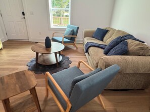 TV - Serene 3-bedroom house with AC in charming Hampstead (Hampstead)