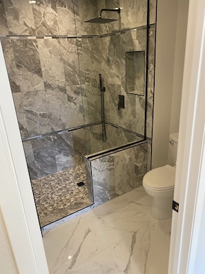 Towels, soap, toilet paper - 2-bedroom 2-bath Remodeled Condo (Palm Springs)