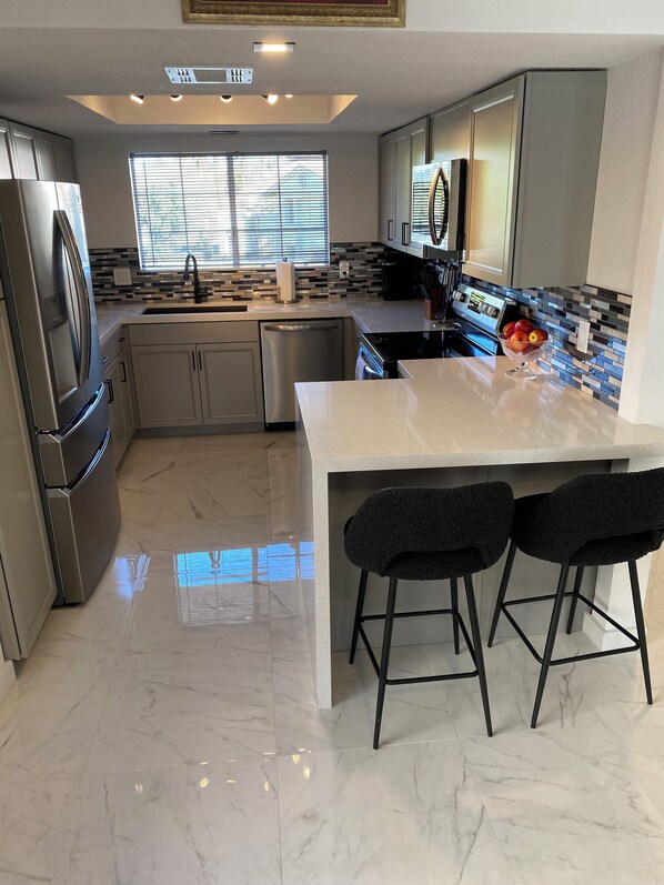 Private kitchen - 2-bedroom 2-bath Remodeled Condo (Palm Springs)