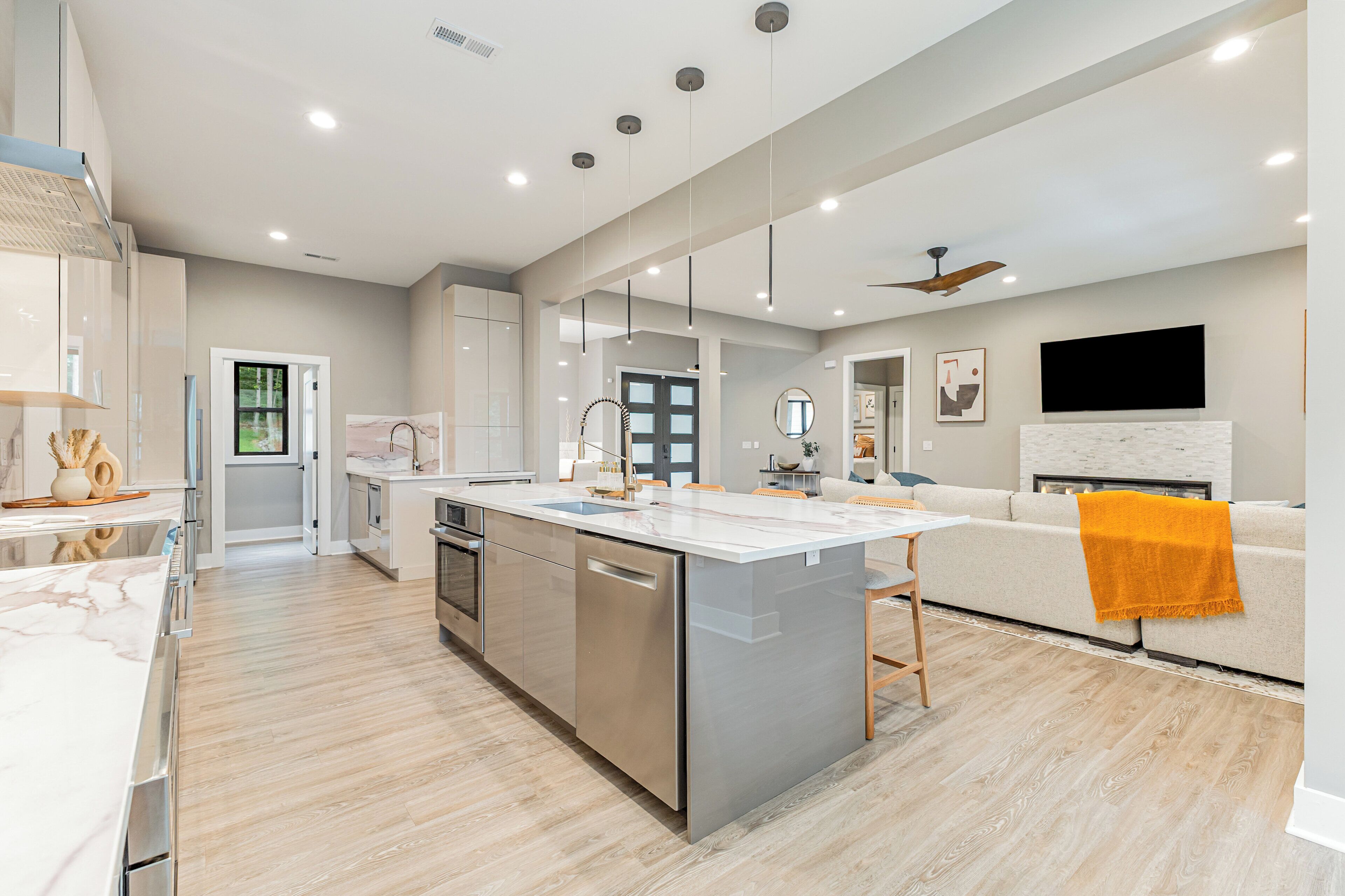 Jääkaappi, mikroaaltouuni, uuni, liesi