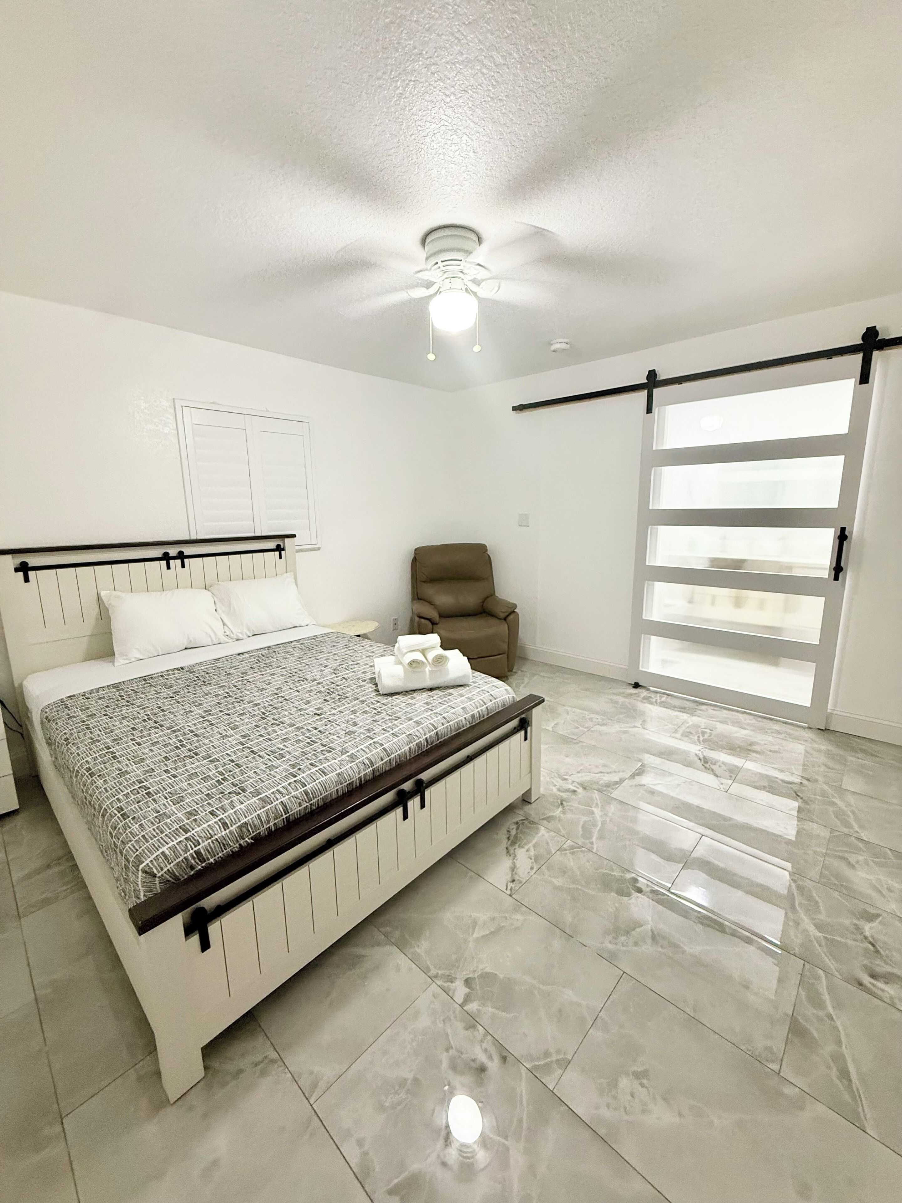 3 bedrooms, iron/ironing board, WiFi, bed sheets