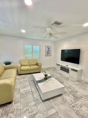 Living area - 3Bd/2ba House GRILL and FENCED YARD-nr North Shore Aquatics. (St. Petersburg)