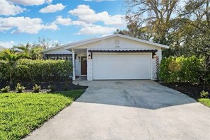 Exterior - 3Bd/2ba House GRILL and FENCED YARD-nr North Shore Aquatics. (St. Petersburg)