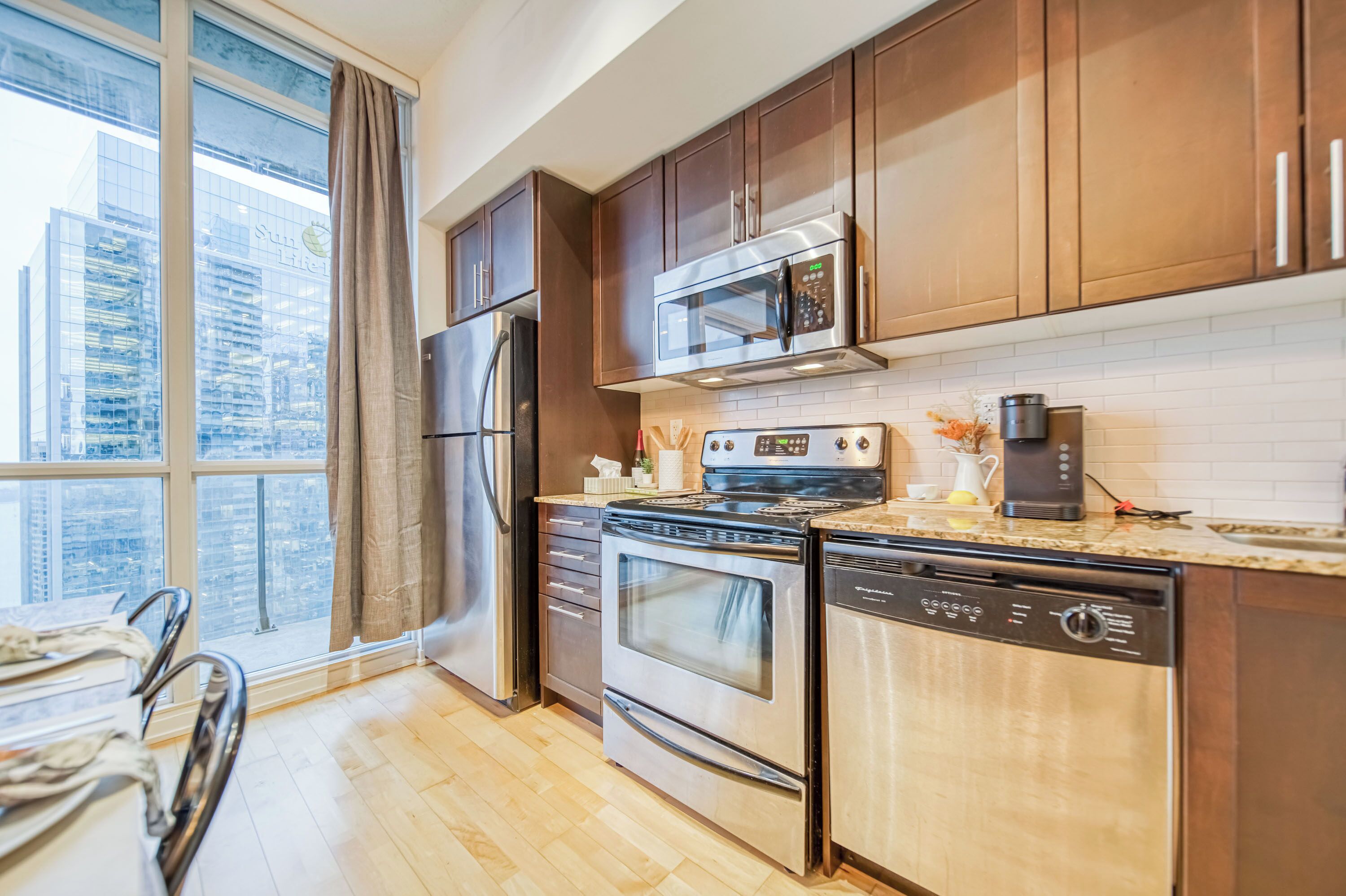 Kondominium Kota, balkon, pemandangan kota | Tirai kedap cahaya, setrika/meja setrika, dan Wi-Fi gratis