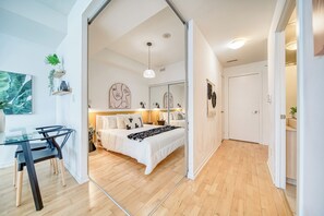 Cortinas blackout, tabla de planchar con plancha y wifi gratis 