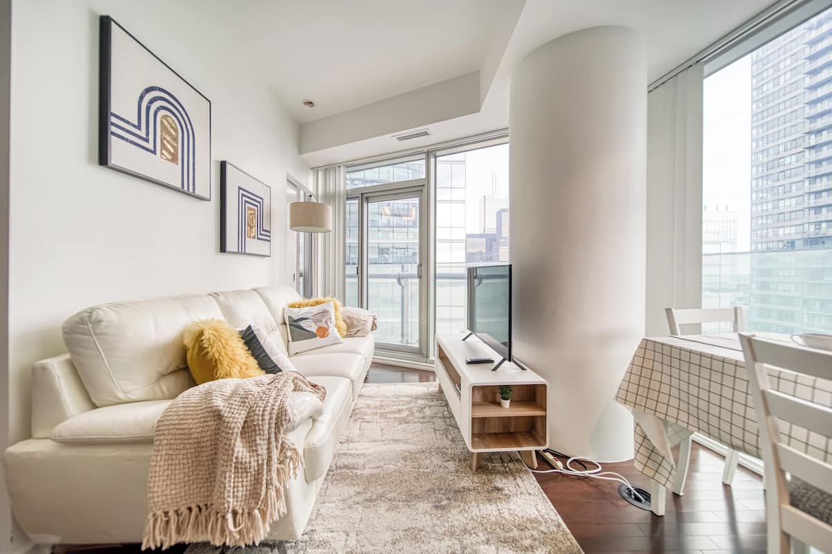 Apartamento básico, balcón, vistas a la ciudad | Cortinas opacas, tabla de planchar con plancha, wifi gratis