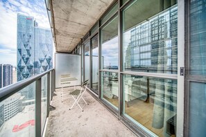 Apartamento junior, balcón, vistas a la ciudad | Cortinas opacas, tabla de planchar con plancha, wifi gratis