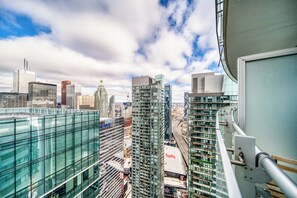 Business Condo, Balcony | Blackout drapes, iron/ironing board, free WiFi - Maple Suites Toronto Downtown (Toronto)