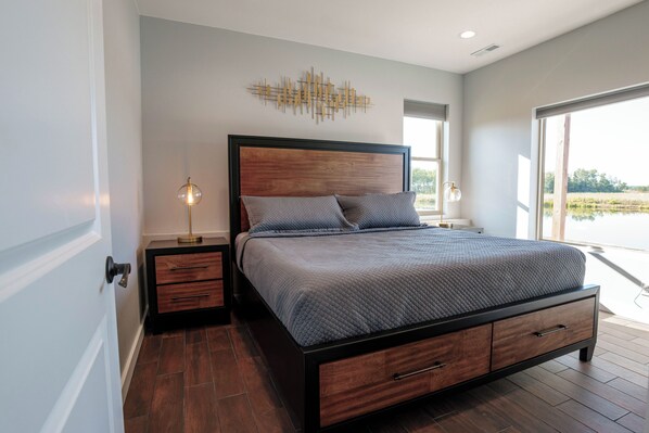 4 habitaciones, escritorio y tabla de planchar con plancha 