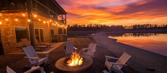 Stone Cottage - Lakefront/Beach/Arcade/HotTub/MassageChair/2 Kings/Near WI Dells