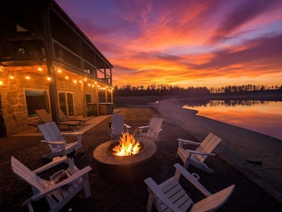 Stone Cottage - Lakefront/Beach/Arcade/HotTub/MassageChair/2 Kings/Near WI Dells