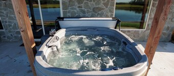 Stone Cottage - Lakefront/Beach/Arcade/HotTub/MassageChair/2 Kings/Near WI Dells