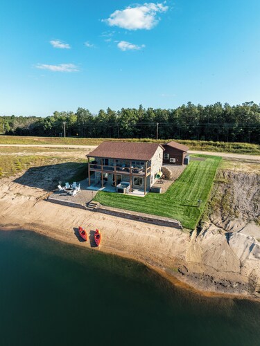 Stone Cottage - Lakefront/Beach/Arcade/HotTub/MassageChair/2 Kings/Near WI Dells