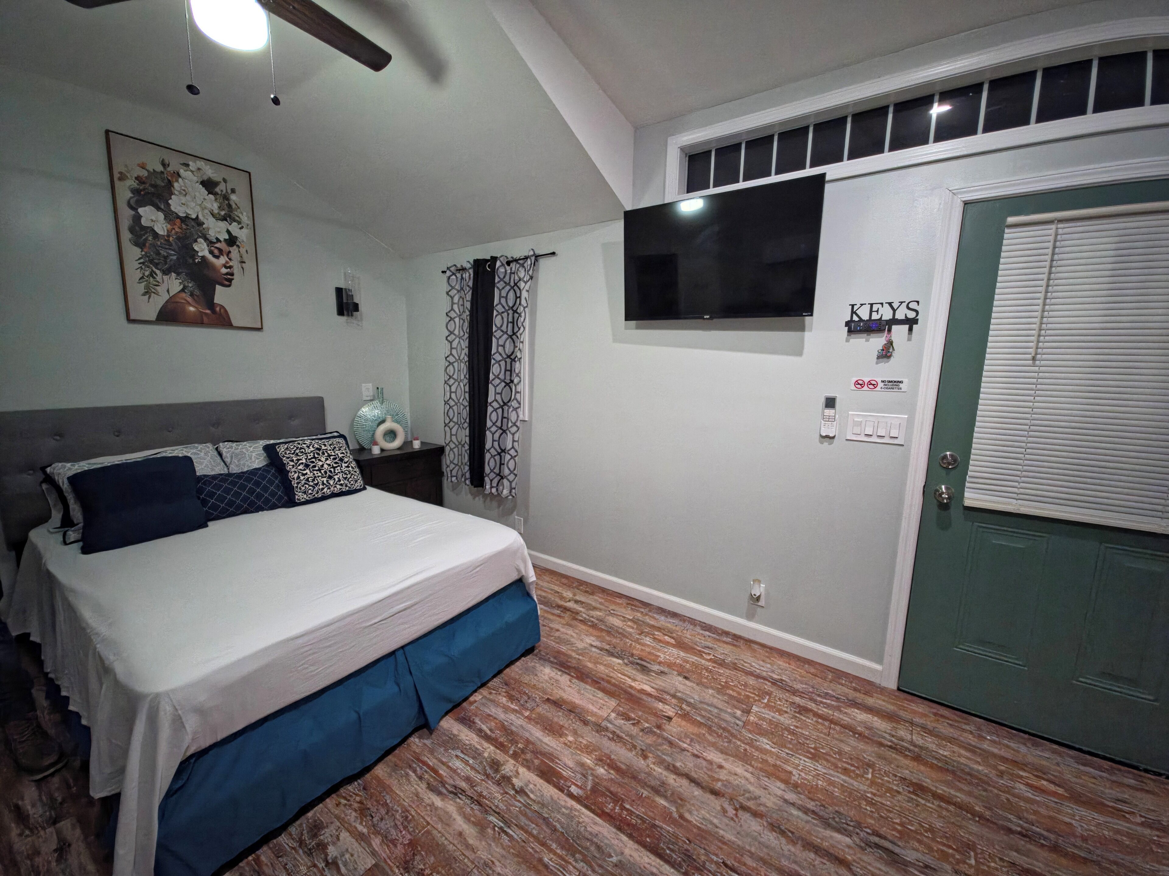 1 dormitorio, tabla de planchar con plancha, wifi y ropa de cama