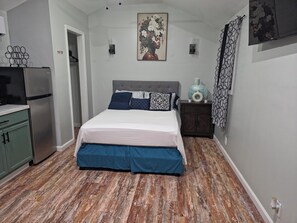 Tabla de planchar con plancha, wifi y ropa de cama 