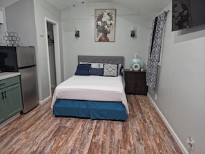 Tabla de planchar con plancha, wifi y ropa de cama