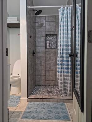 Secadora de cabello, toallas, jabón, papel de baño 