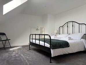 3 bedrooms, iron/ironing board, free WiFi, bed sheets