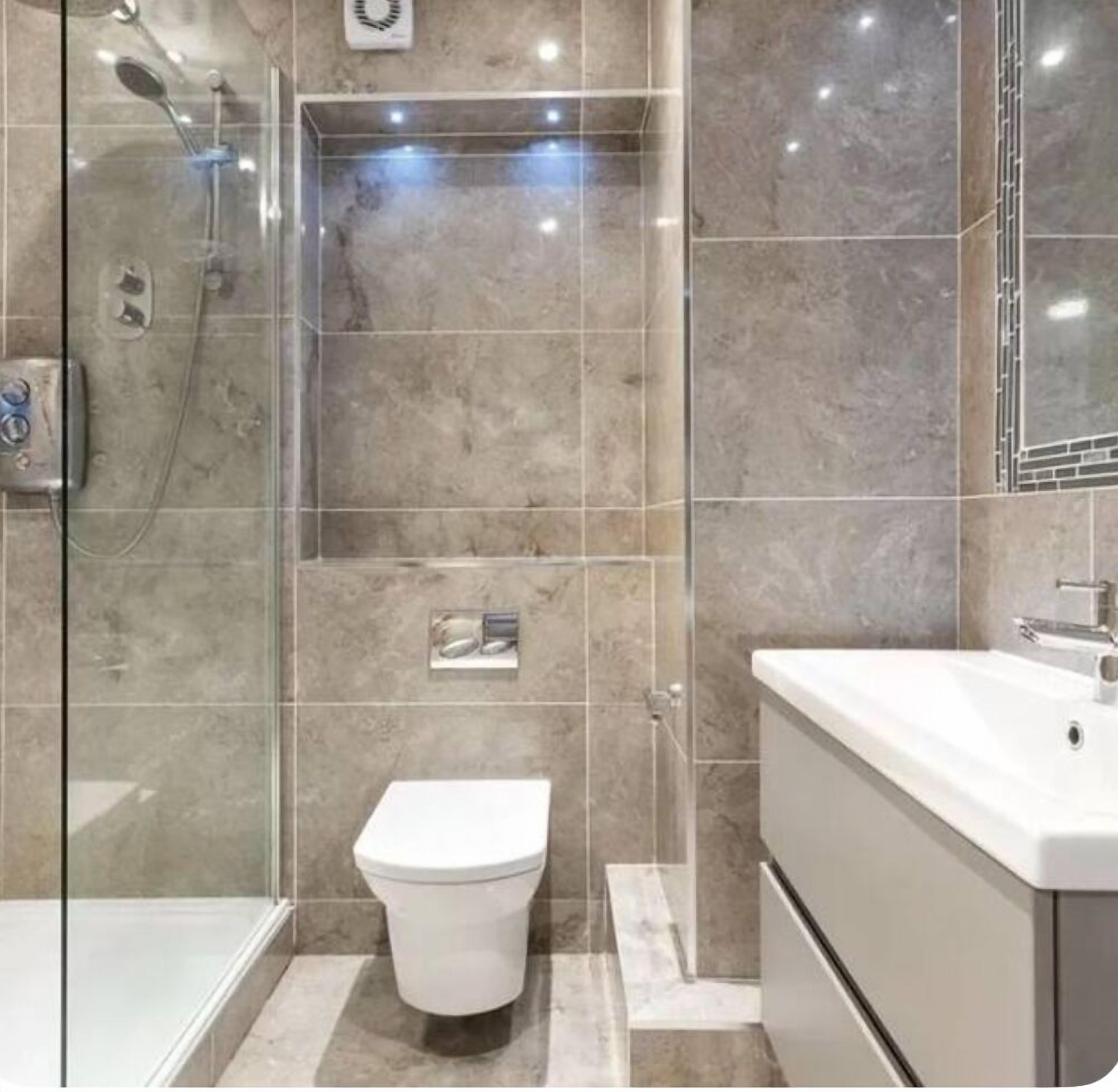Douche, séchoir à cheveux, serviettes fournies, papier de toilette