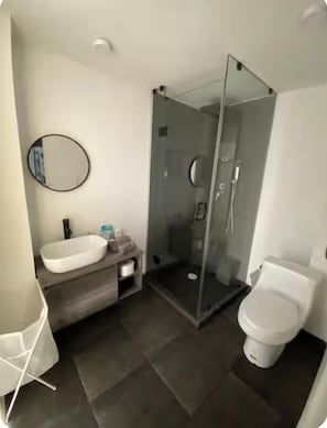 حوض استحمام بنظام ضخ المياه، مجففات شعر، مراحيض شطف، مناشف