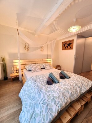 2 bedrooms, iron/ironing board, free WiFi, bed sheets