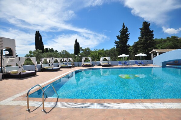 4 outdoor pools, pool umbrellas, pool loungers
