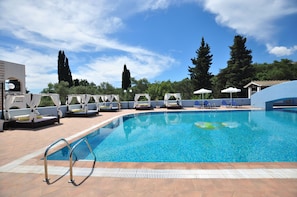 4 outdoor pools, pool umbrellas, sun loungers