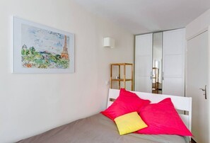 2 bedrooms, iron/ironing board, WiFi, bed sheets