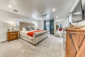 3 bedrooms, desk, iron/ironing board, travel crib - Luxe Ruidoso Retreat | Hot Tub & Scenic Views (Ruidoso)