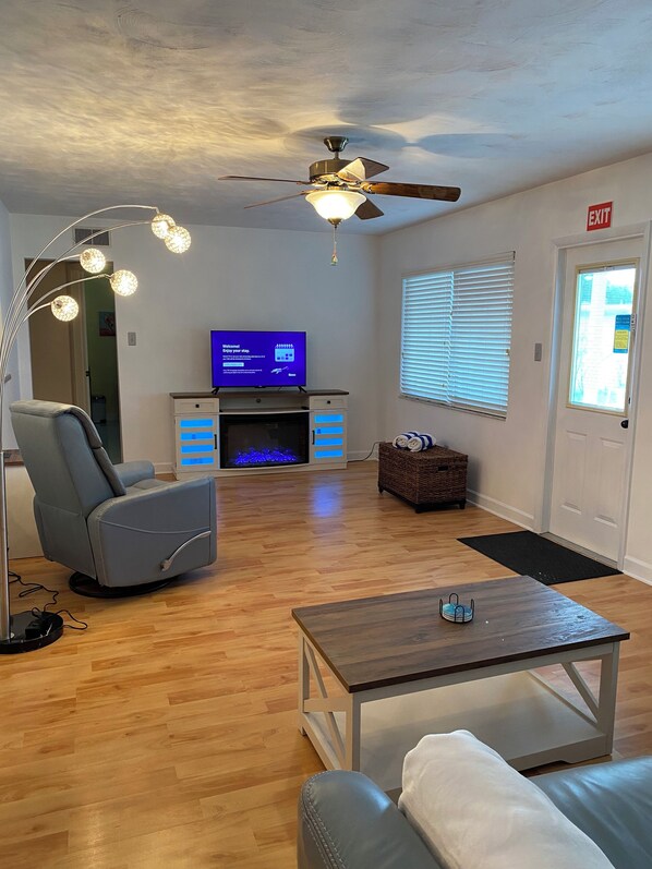 Smart TV - Beautiful Private Pool, Close to Award Winning Beaches (Largo)