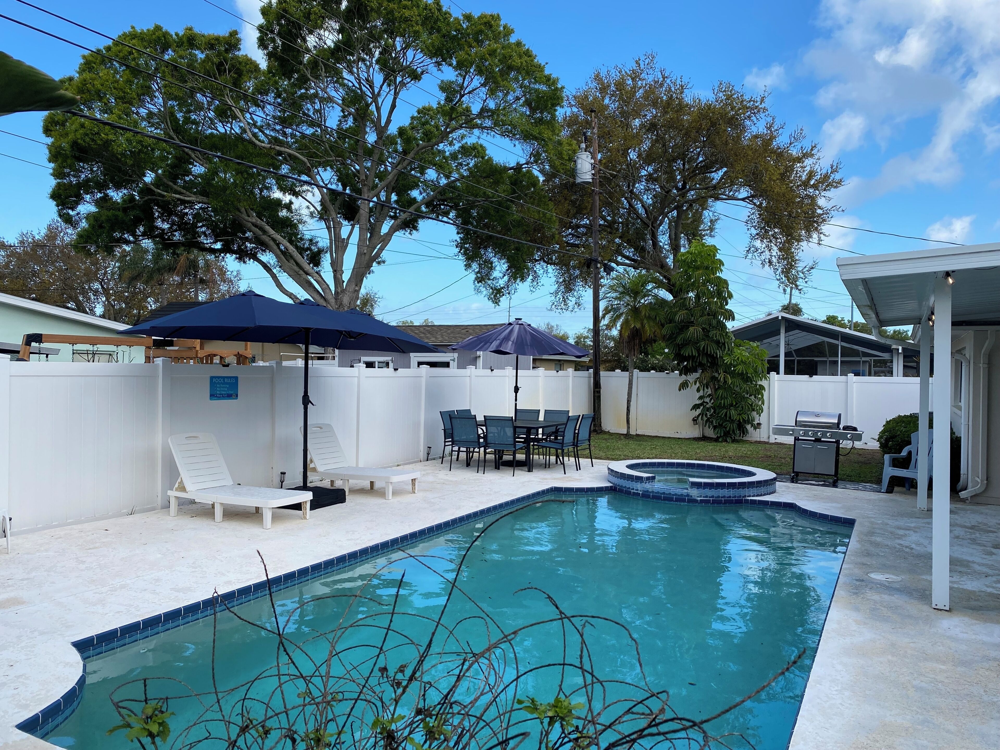 Una piscina al aire libre