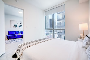 City-Apartment, Balkon, Stadtblick | Zimmersafe, Schreibtisch, laptopgeeigneter Arbeitsplatz