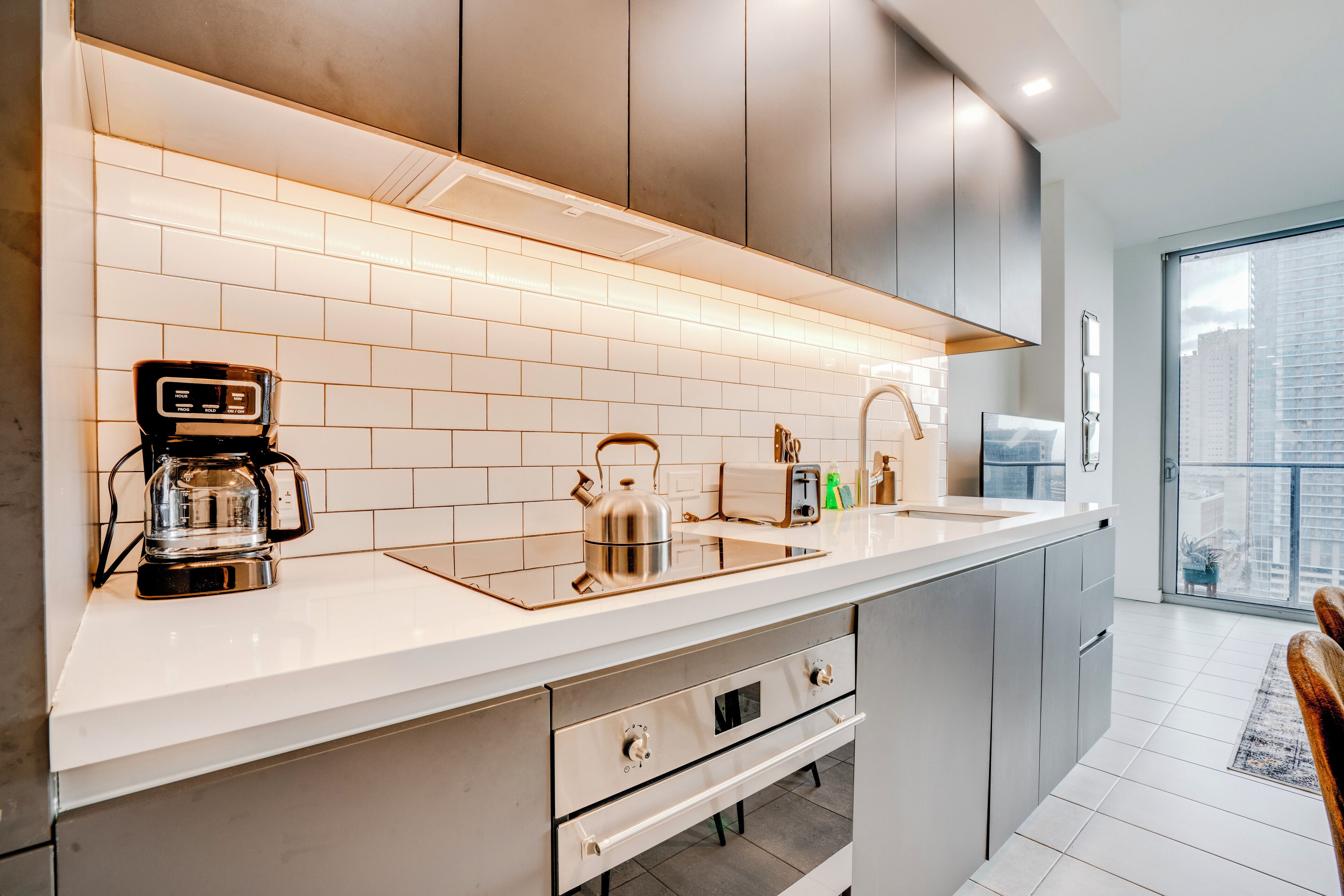 Full-size fridge, microwave, oven, stovetop