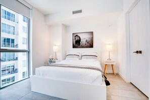Condo trung tâm thành phố, quang cảnh thành phố | Két bảo mật tại phòng, bàn, khu vực làm việc phù hợp cho laptop 
