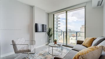 Condo clásico, balcón, vista a la ciudad | Área de sala de estar | Smart TV de 50 pulgadas con canales digitales, Netflix y Hulu