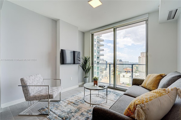 Classic-Apartment, Balkon, Stadtblick | Wohnbereich