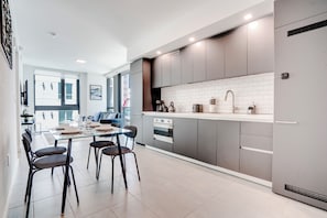 Elite-Apartment, Balkon, Stadtblick | Wohnbereich