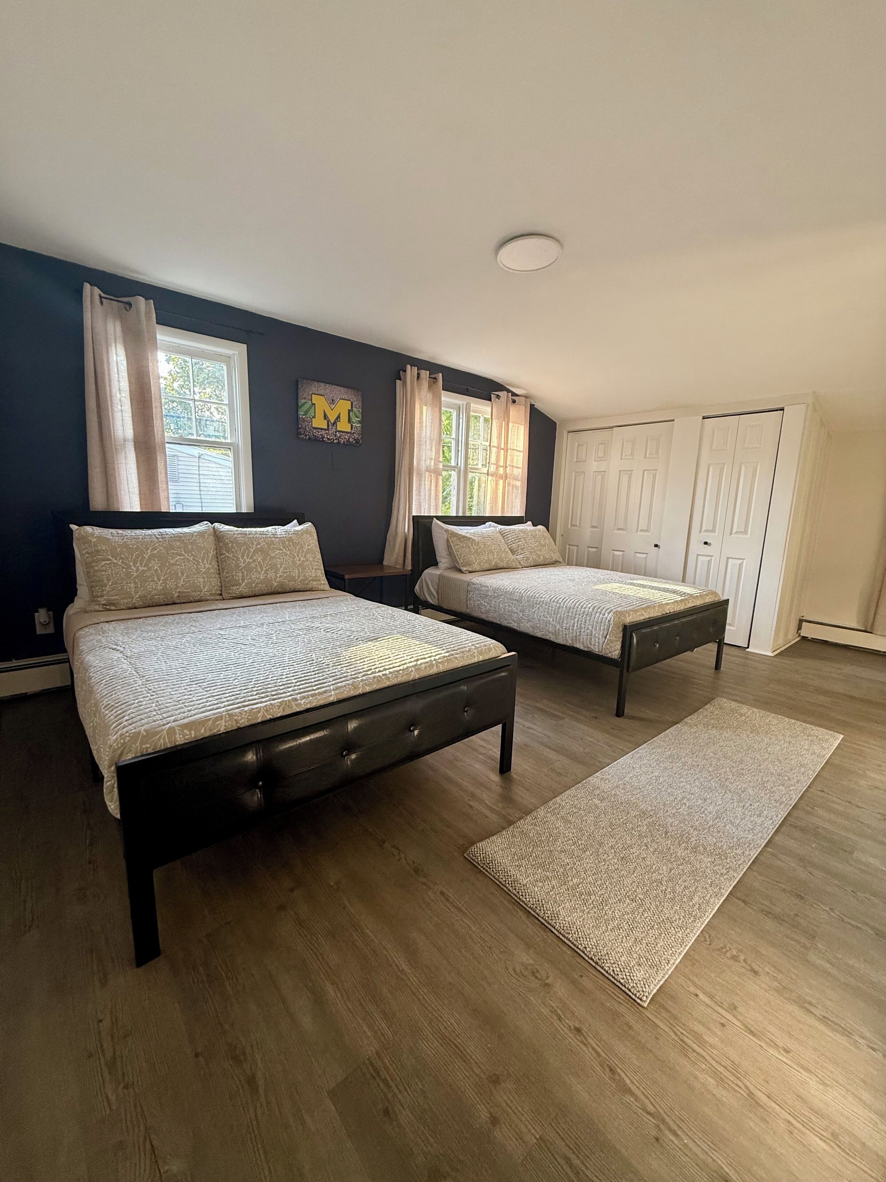 2 多间卧室、熨斗/熨衣板、上网接入、床单