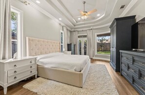 7 bedrooms, iron/ironing board, WiFi, bed sheets - Spacious 7-bedroom house LSU fans Modern (Baton Rouge)