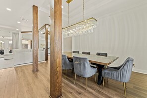 Dining - Spacious 7-bedroom house LSU fans Modern (Baton Rouge)