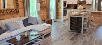 Osprey's Nest - Cozy 3-bedroom house - Dog Friendly - 3 Night Min.