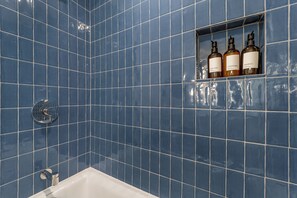 Haartrockner, Handtücher, Seife, Toilettenpapier